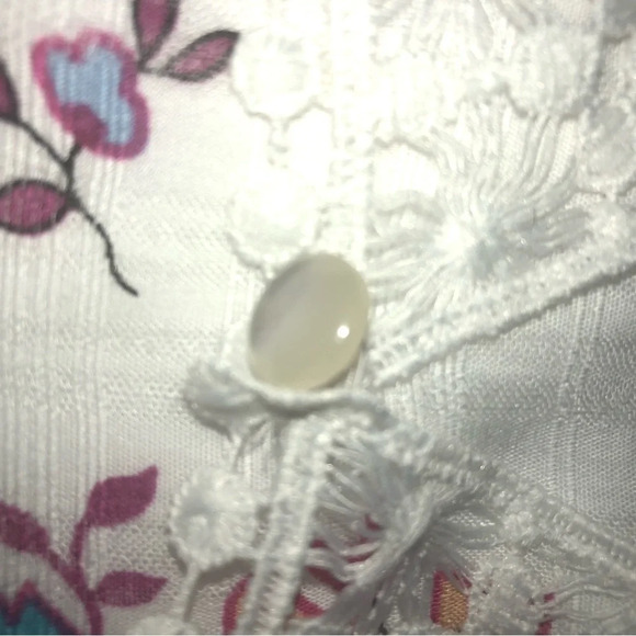 $9 Sale Trixxi Sleeveless Top Floral White Lined Back Cutout Button Embroidered - Picture 9 of 13